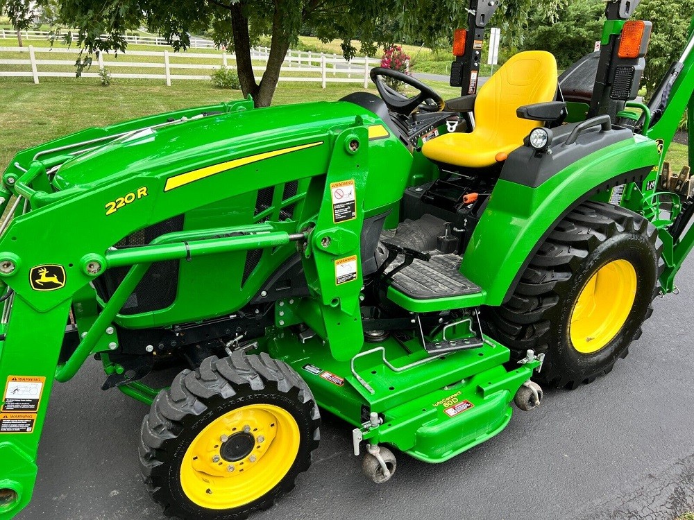 2018 John Deere 2032R Tractor